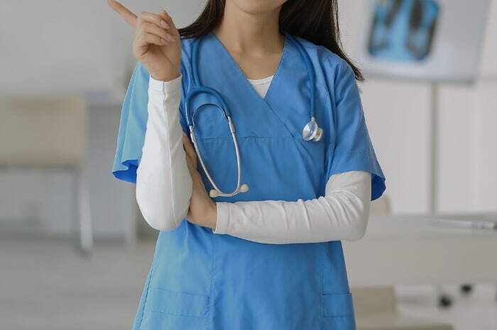 Maniche lunghe degli operatori sanitari contaminate nell’80% dei casi