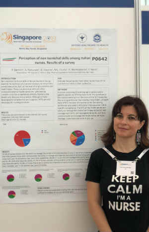 L'infermiera Silvia Fortunato con il poster della ricerca
