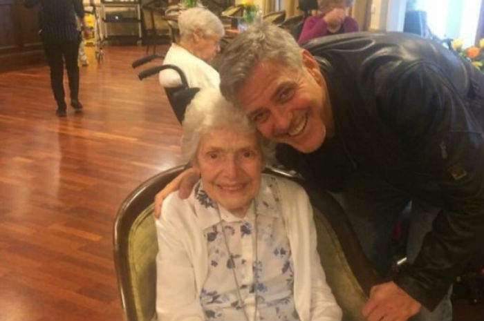 Il regalo degli infermieri alla nonnina: George Clooney!