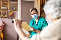Pazienti promuovono l'assistenza degli infermieri a domicilio