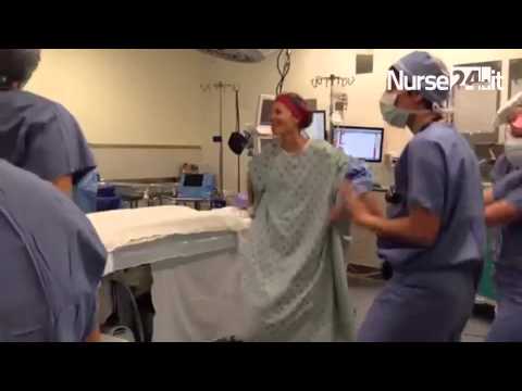 Malata di cancro al seno, balla in sala operatoria prima dell'intervento