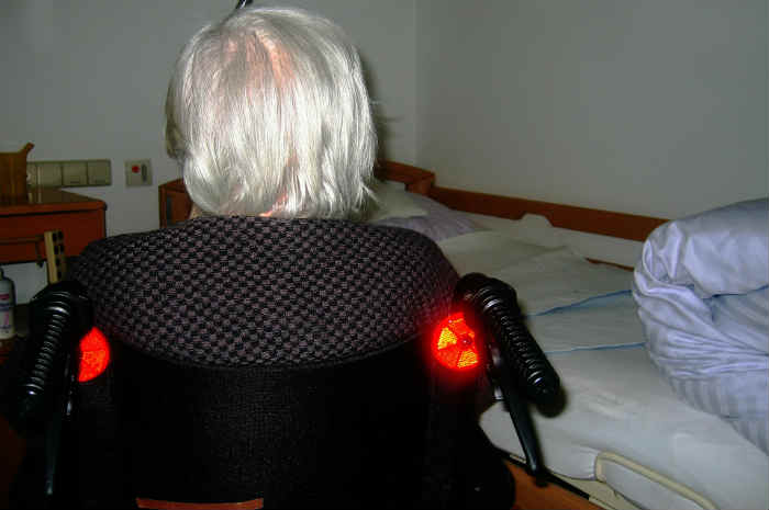 anziana disabile in sedia a rotelle