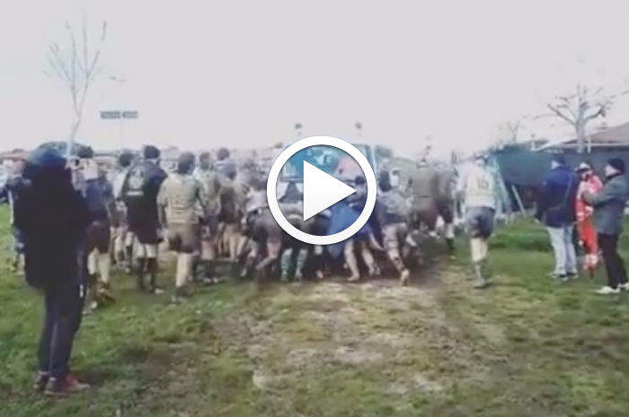 Ambulanza nel fango, ci pensano i giocatori di rugby