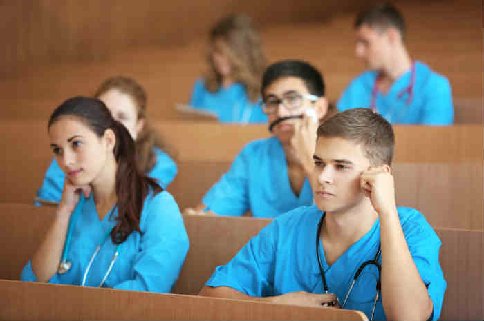 studenti infermieristica durante una lezione