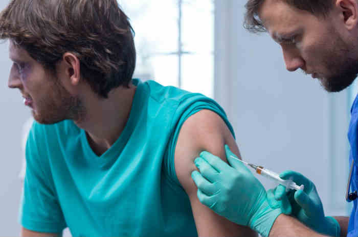 somministrazione di vaccinazione antitetanica