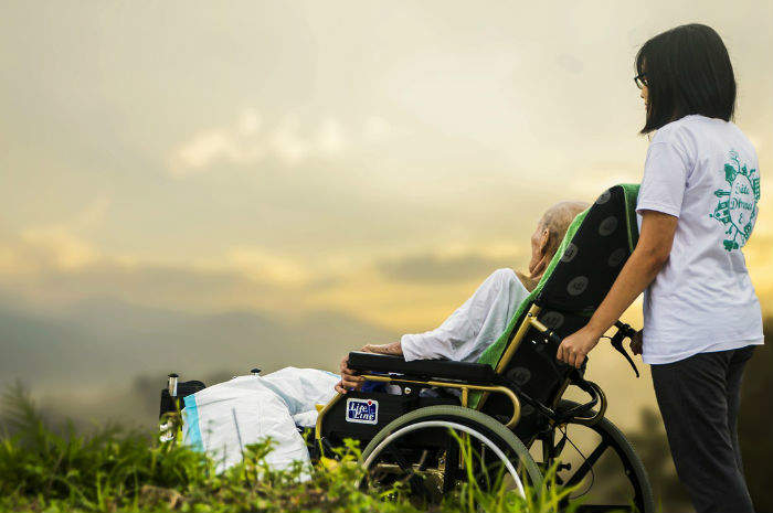 Caregiver, dalla Valle d'Aosta un primo riconoscimento