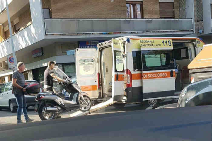 Carica uno scooter sull'ambulanza: Sospeso infermiere del 118