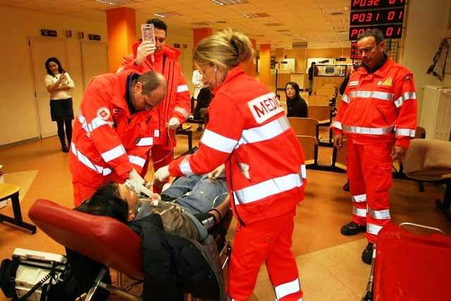 Un infermiere-eroe salva paziente da infarto, ma l'ambulanza è senza medico...