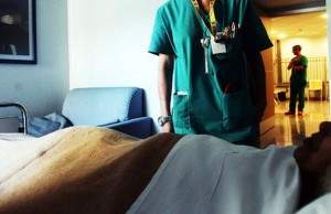 infermiere al letto del paziente