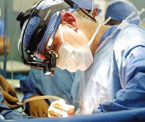 Chirurgo durante un'operazione autoptica.